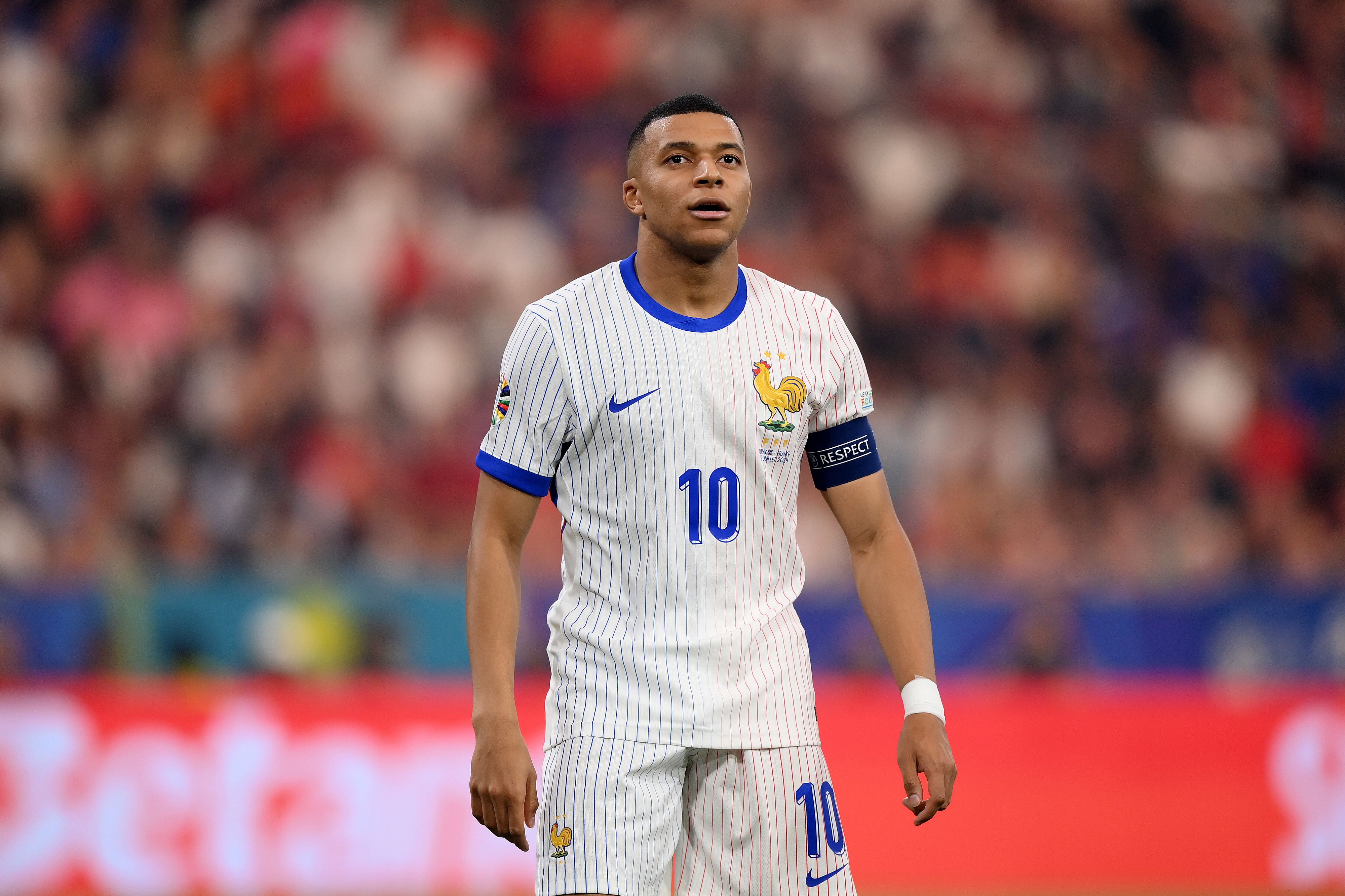 © Getty Images  | Piccola grande novità per Kylian Mbappé nella semifinale di Euro 2024 contro la Spagna. Per la prima volta dalla rottura del setto nasale con l'Austria, l'attaccante francese è sceso in campo dal primo minuto senza la maschera protettiva che aveva indossato nelle ultime gare. Un segnale d'incoraggiamento in merito alla sue condizioni. 