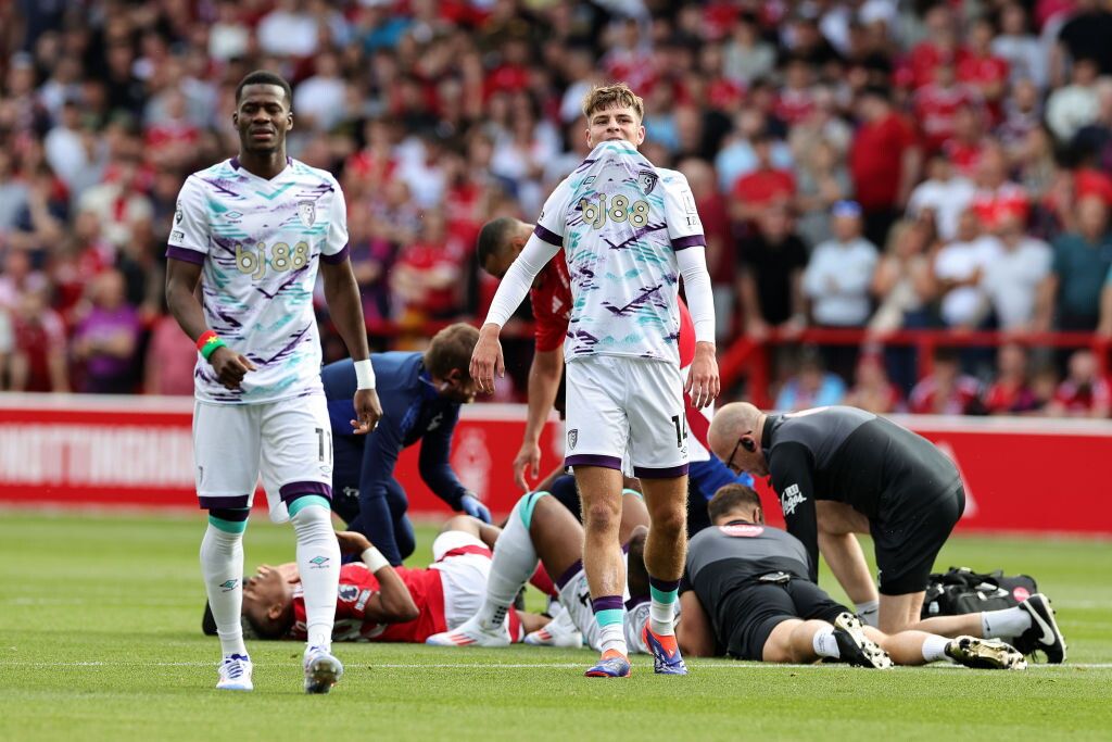 © Getty Images  | Brutto infortunio per Danilo, centrocampista del Nottingham Forest, nel corso della gara con il Bournemouth. Dopo uno scontro con Semenyo, il brasiliano è caduto a terra rompendosi la gamba. Un brutto infortunio che ha fermato la gara per qualche minuto. Necessario l'intervento dello staff sanitario. 