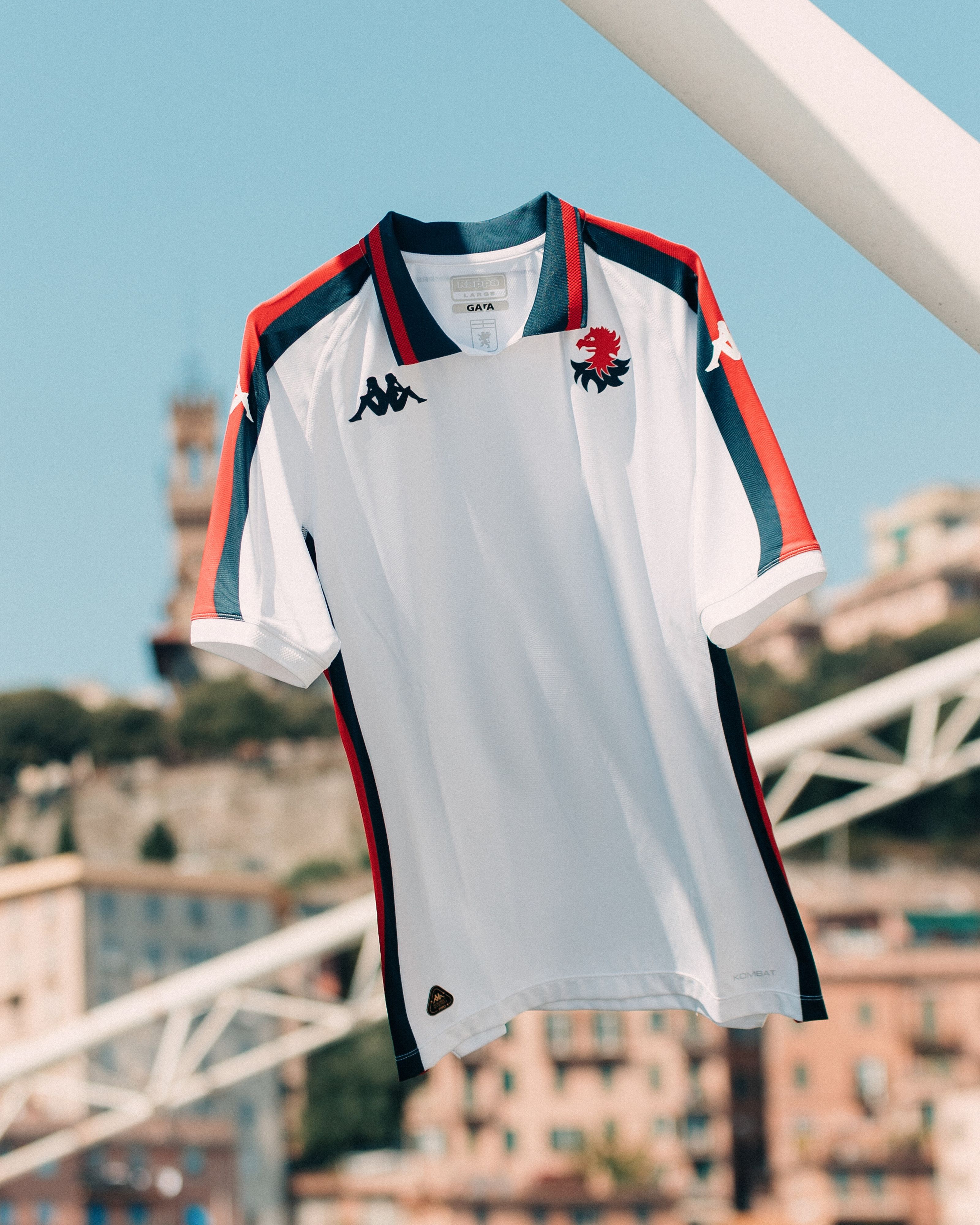 © Ufficio Stampa  | Kappa e Genoa presentano la nuova maglia Away, realizzata per onorare le tradizioni del club di calcio più antico in Italia, nonché uno dei simboli a cui,nell’immaginario collettivo, la comunità genoana è più affezionata.