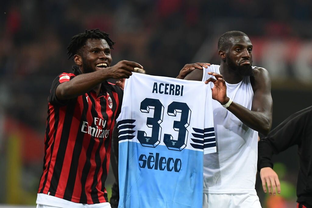 © Getty Images  | 13 aprile 2019: prima di un Milan-Lazio, Acerbi dice "a San Siro per vincere, nei singoli siamo più forti di loro". Poi vincono i rossoneri e la coppia Kessie-Bakayoko mostra la maglia di Acerbi ai tifosi a mò di presa in giro