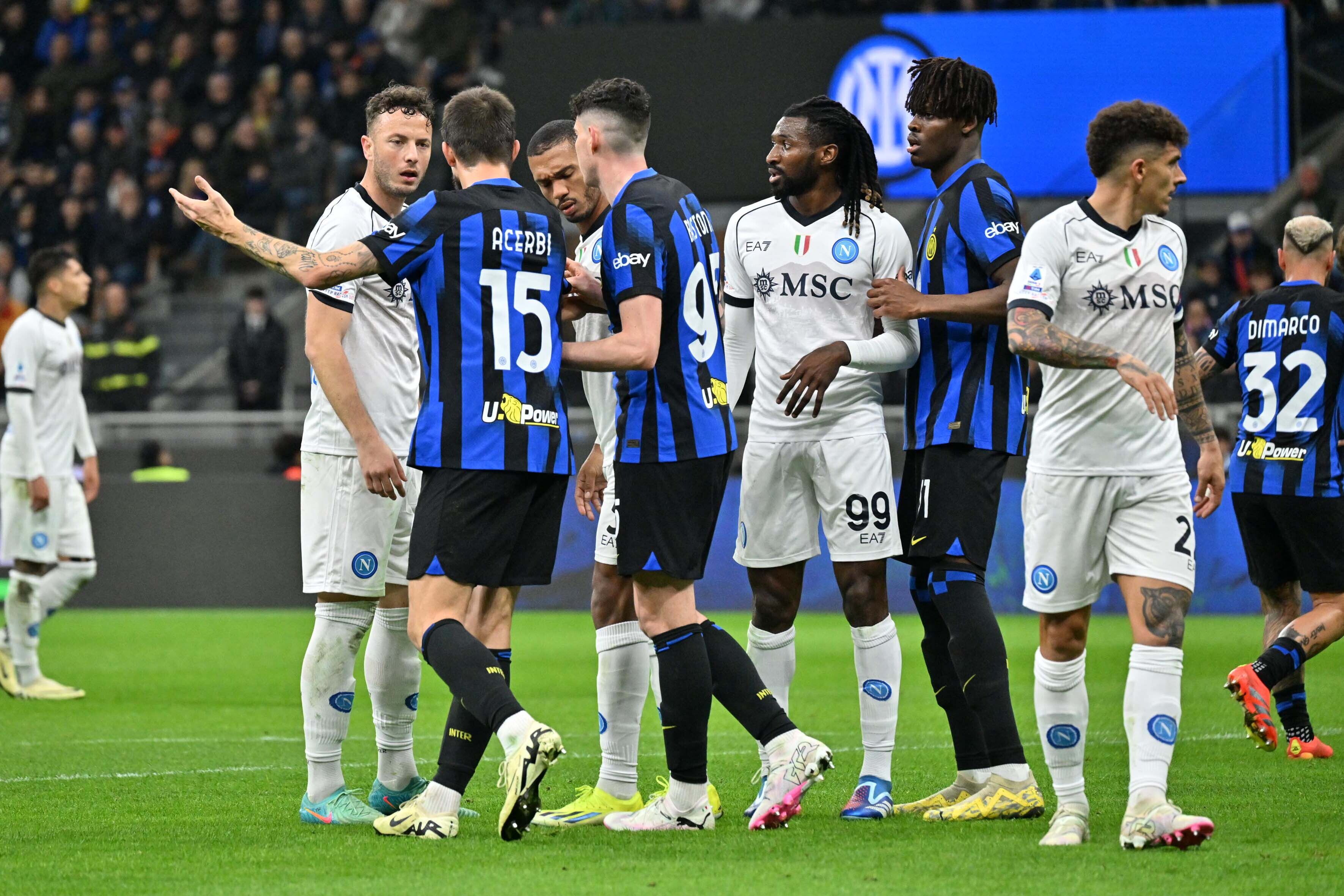 © Getty Images  | 13 aprile 2019: prima di un Milan-Lazio, Acerbi dice "a San Siro per vincere, nei singoli siamo più forti di loro". Poi vincono i rossoneri e la coppia Kessie-Bakayoko mostra la maglia di Acerbi ai tifosi a mò di presa in giro