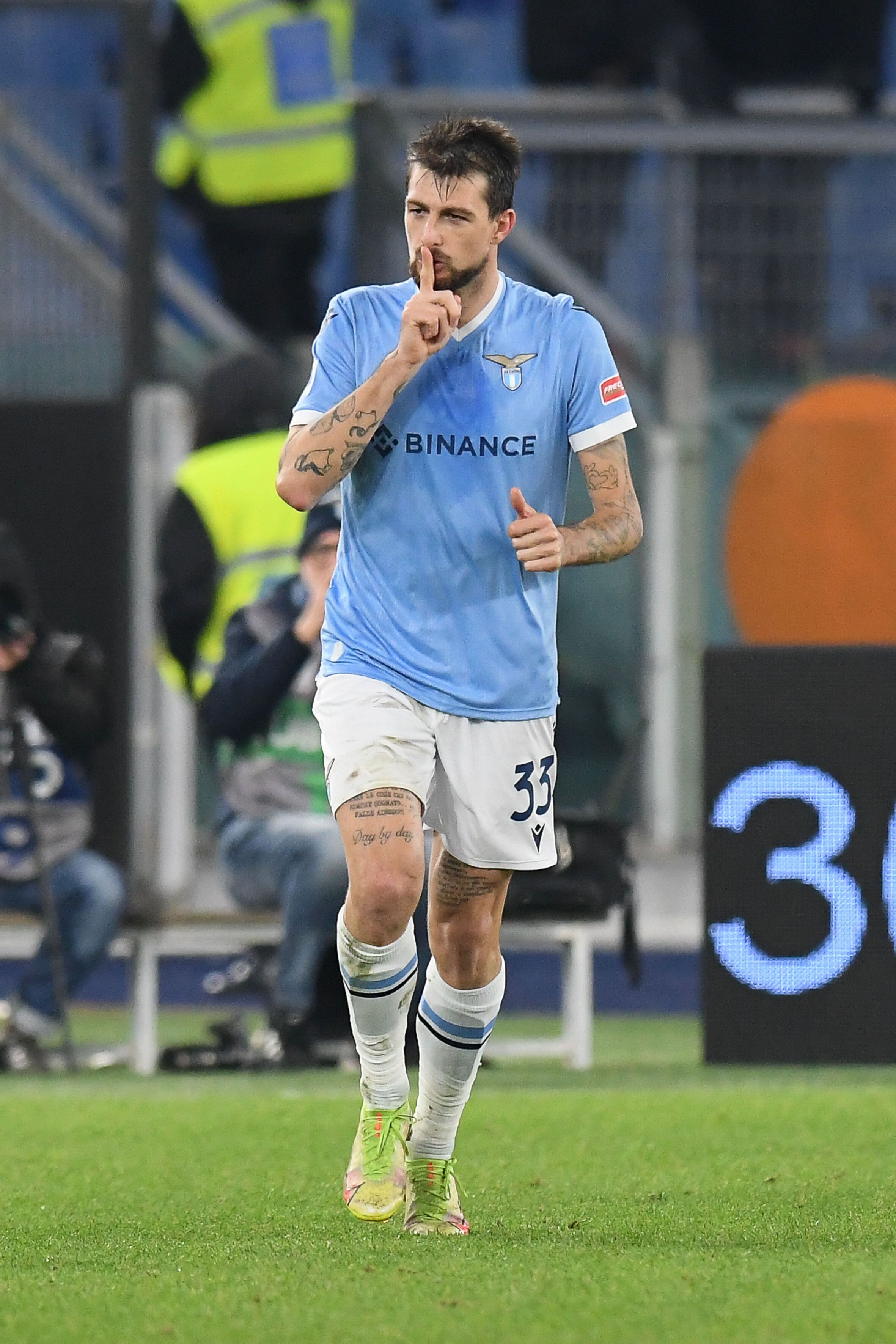 © Getty Images  | 13 aprile 2019: prima di un Milan-Lazio, Acerbi dice "a San Siro per vincere, nei singoli siamo più forti di loro". Poi vincono i rossoneri e la coppia Kessie-Bakayoko mostra la maglia di Acerbi ai tifosi a mò di presa in giro