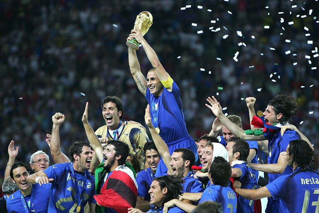 © Getty Images | 9 luglio 2006: Fabio Cannavaro alza al cielo la Coppa del Mondo dopo la vittoria contro la Francia a Berlino