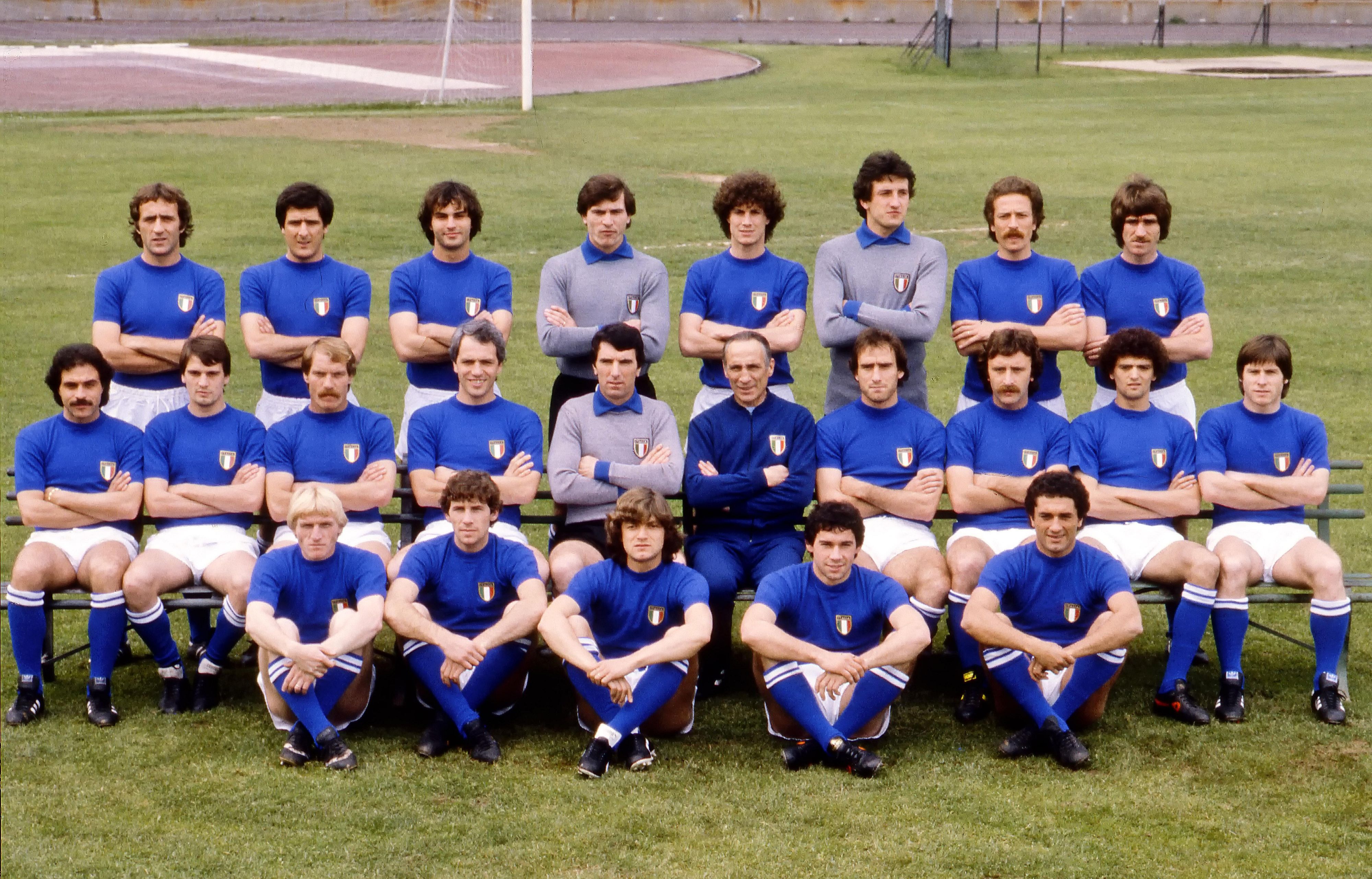 © italyphotopress | La Nazionale per l'Europeo 1980, giocato proprio in Italia: nella fila più in basso il secondo da sinistra è Franco Baresi, il quarto il fratello Giuseppe. Ma nessuno dei due giocò neppure un minuto. L'Italia chiuse quarta.