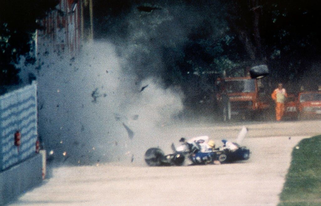 © Getty Images |  Ayrton Senna dopo l'incidente a Imola nel 1994