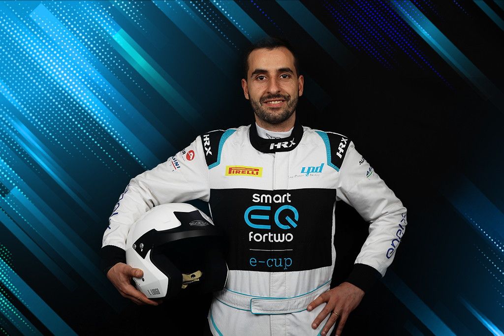   | È Giuseppe De Pasquale (a destra) il primo pilota confermato per il 2020. Dopo la straordinaria stagione d’esordio (ha conquistato 6 podi e sfiorato la vittoria), "DePa" è pronto a tornare in pista a bordo della sua #85 by RSTAR Palermo.