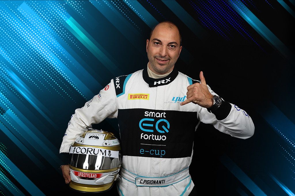   | È Giuseppe De Pasquale (a destra) il primo pilota confermato per il 2020. Dopo la straordinaria stagione d’esordio (ha conquistato 6 podi e sfiorato la vittoria), "DePa" è pronto a tornare in pista a bordo della sua #85 by RSTAR Palermo.