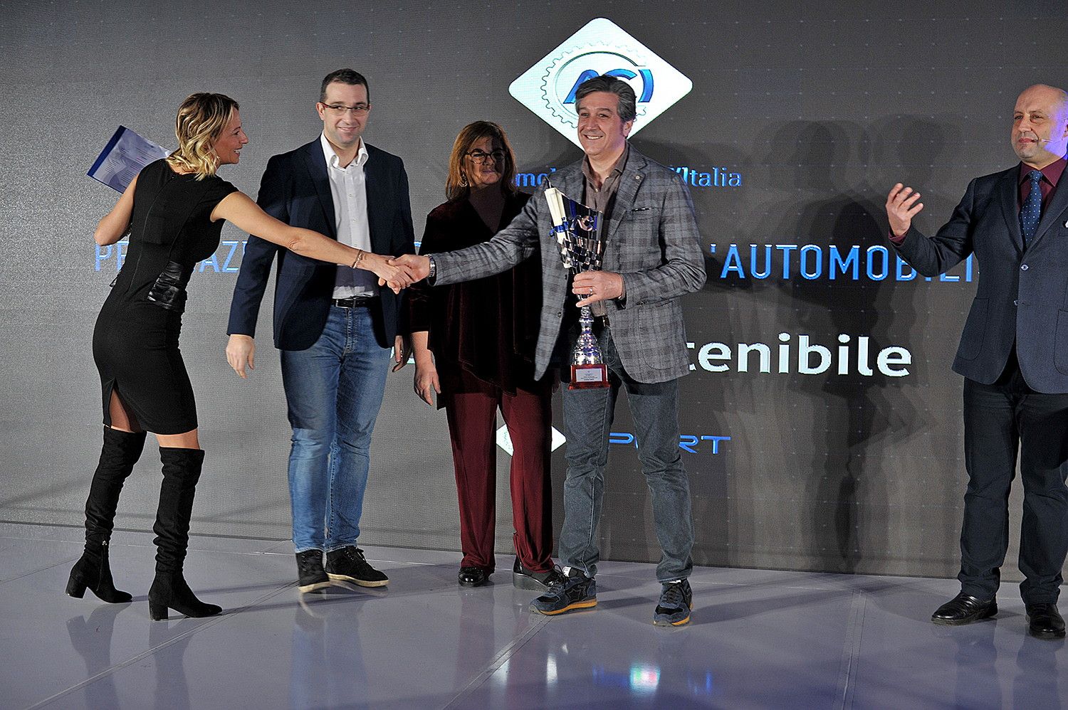   | Antonino Cannavò (F3 Motors) riceve il Trofeo Nazionale Gentleman.