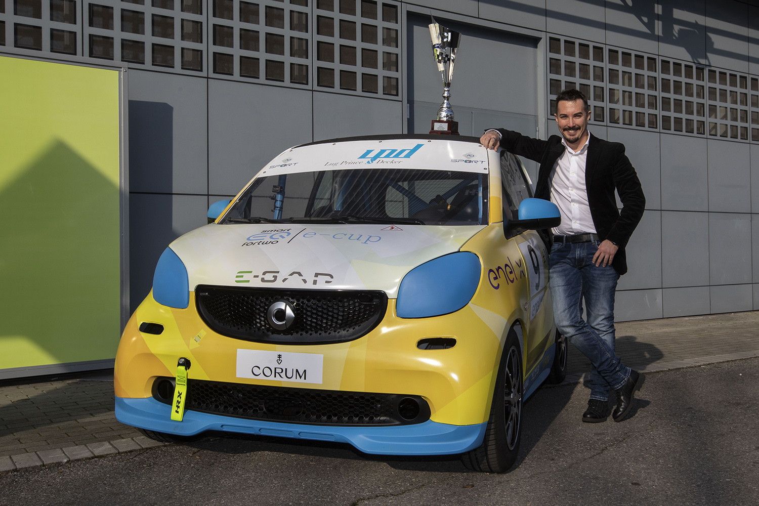   | Antonino Cannavò (F3 Motors) riceve il Trofeo Nazionale Gentleman.