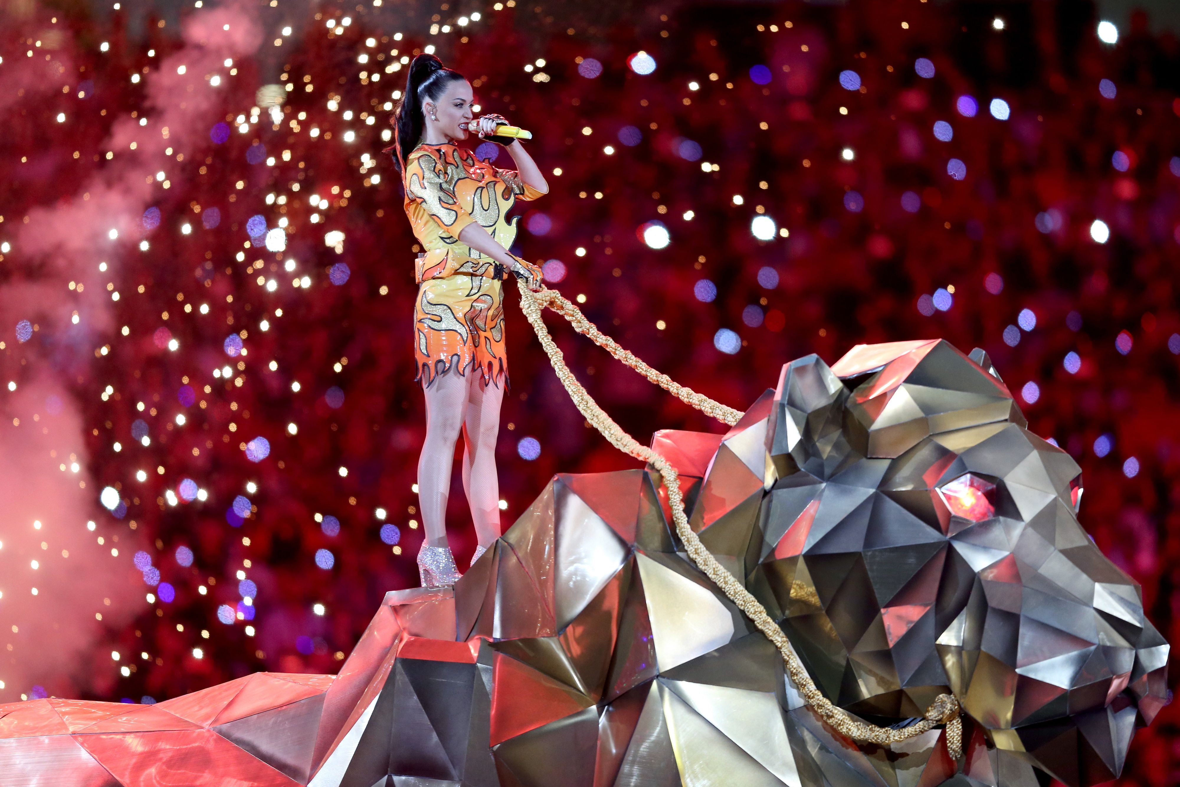 © Getty Images  | Nel 2015 Katy Perry si è esibita con Lenny Kravitz e Missy Elliott. La cantante americana è entrata nello stadio cavalcando un grosso leone meccanico dorato.