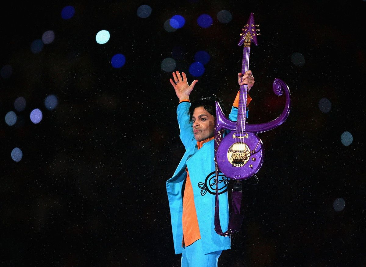 © Getty Images  | Nel 2015 Katy Perry si è esibita con Lenny Kravitz e Missy Elliott. La cantante americana è entrata nello stadio cavalcando un grosso leone meccanico dorato.