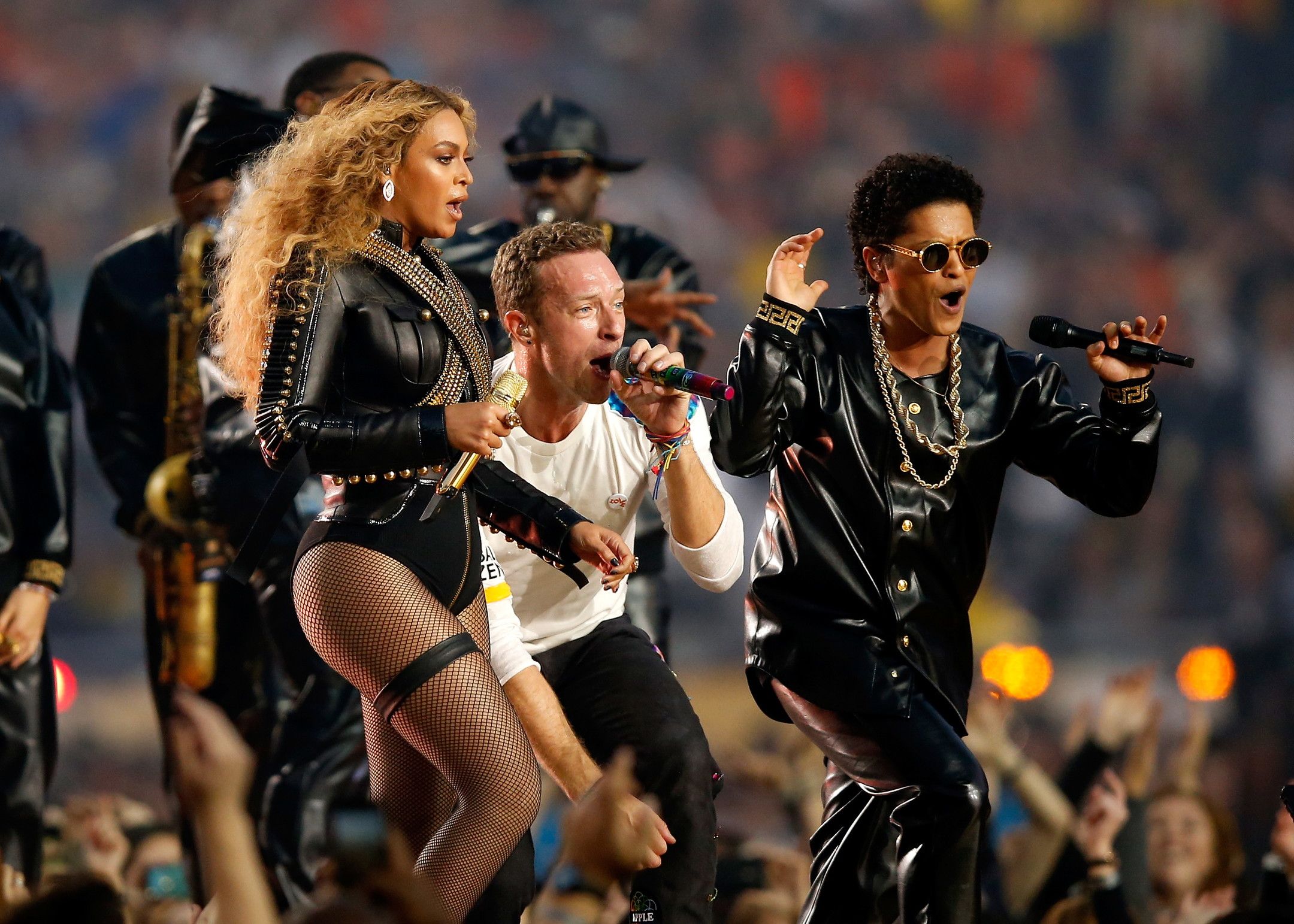 © Getty Images  | Nel 2015 Katy Perry si è esibita con Lenny Kravitz e Missy Elliott. La cantante americana è entrata nello stadio cavalcando un grosso leone meccanico dorato.
