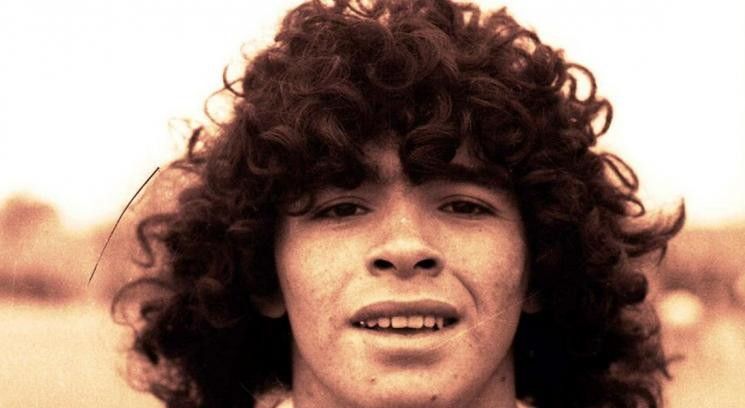   | Un giovanissimo Diego Armando Maradona all'inizio della sua carriera calcistica tra le file dell'Argentinos Juniors 