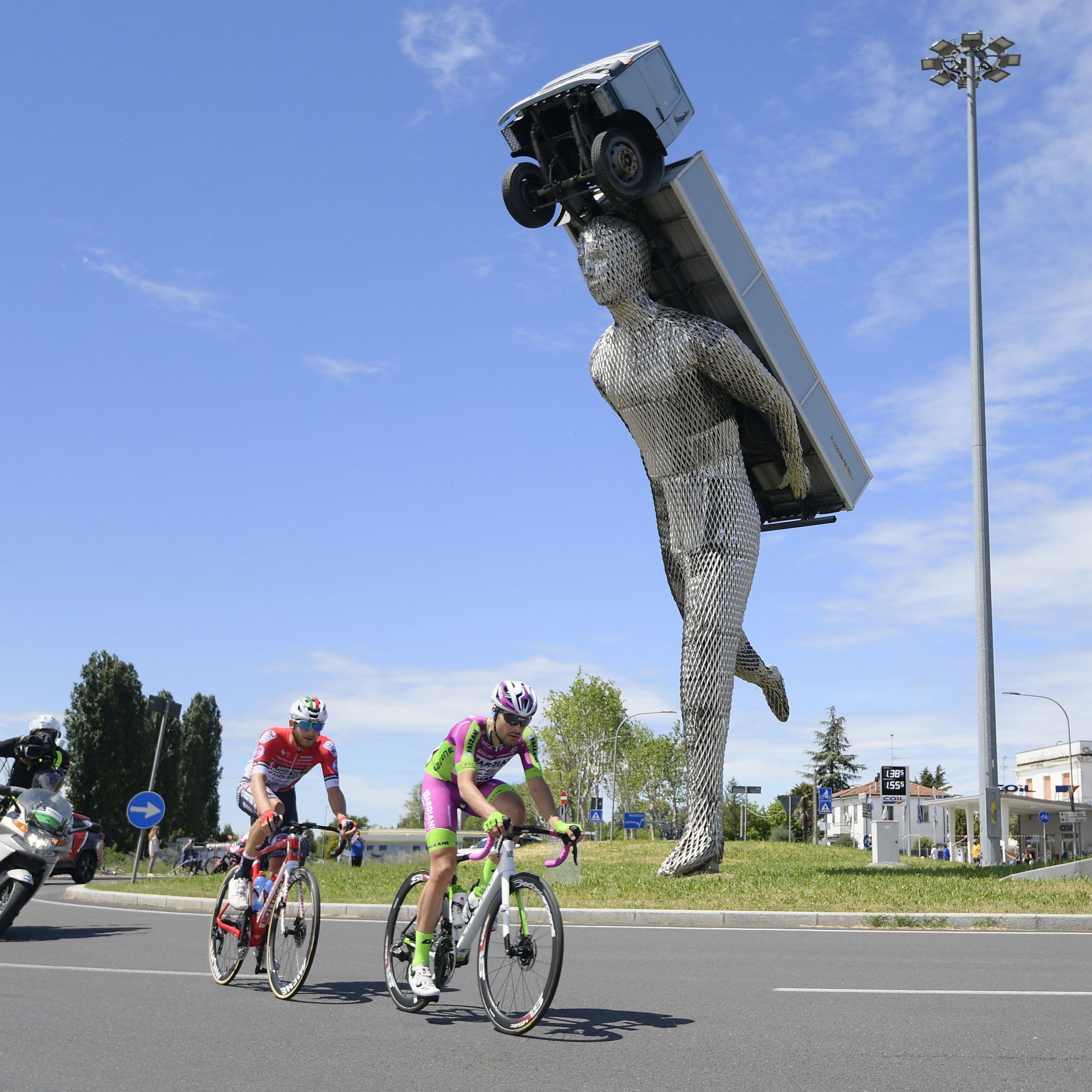   | L'australiano Caleb Ewan ha vinto la quinta tappa del Giro d'Italia 2021. Il velocista della Lotto Soudal non ha lasciato scampo agli avversari nella volata di Cattolica, sopravanzando negli ultimi metri il campione europeo Giacomo Nizzolo.