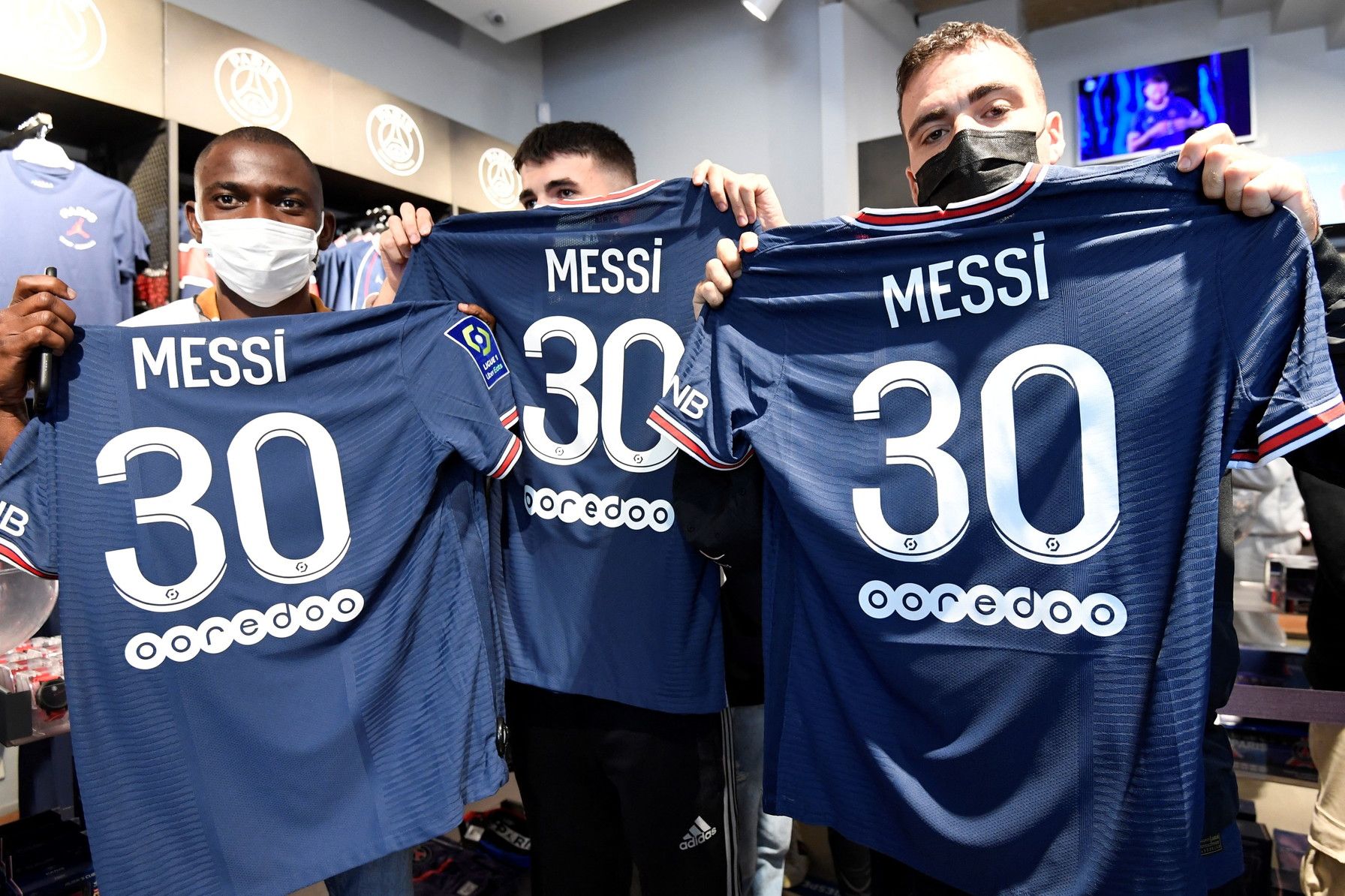 PSG Messi nel negozio dell Adidas Parigi in tilt per la Pulce Sportmediaset