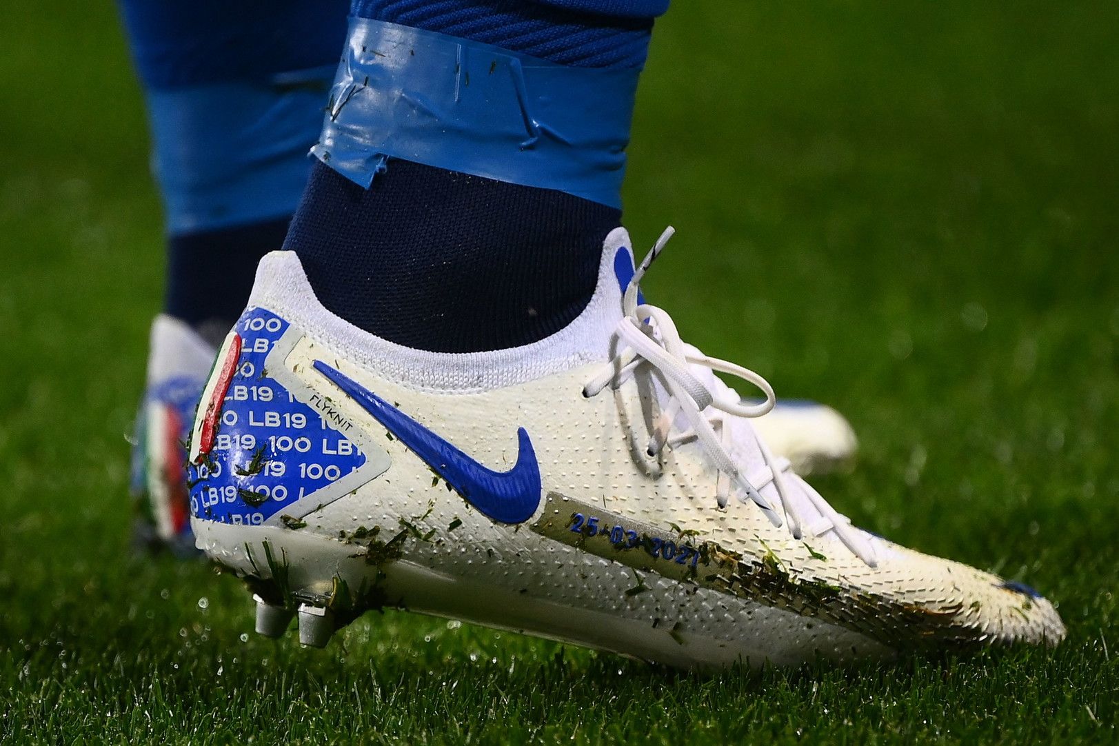 Italia Bonucci con le scarpe speciali per la 100esima presenza azzurra Sportmediaset