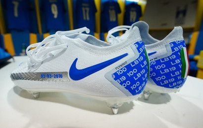Italia Bonucci con le scarpe speciali per la 100esima presenza azzurra Sportmediaset