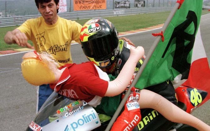   |  Claudia Skiffer dopo la vittoria al Mugello in 125: risposta al flirt di Max Biaggi con Naomi Campbell.