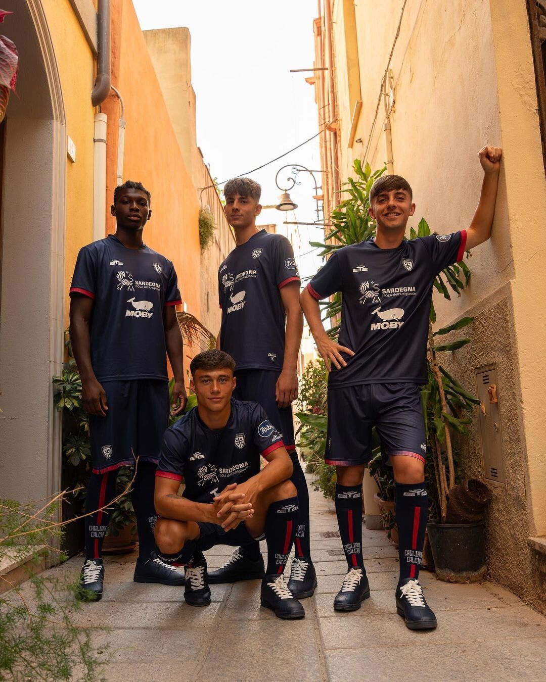 Cagliari presentata la terza maglia 2023 24
