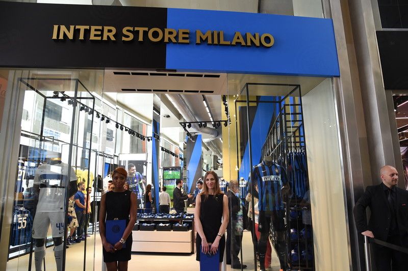 Inter Store inaugurato il nuovo negozio a Milano le foto Sportmediaset