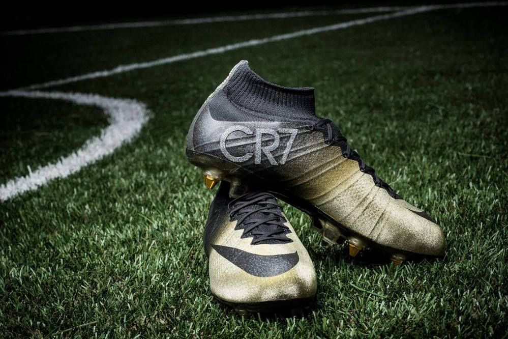 CR7 scarpe gia oro Sportmediaset