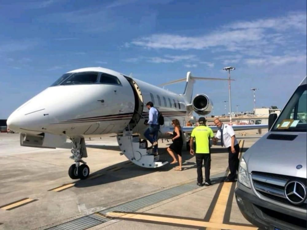   | 10 luglio - Un addetto dell'aeroporto di Pisa fotografa Andrea Agnelli. Direzione: Grecia da Cristiano Ronaldo.