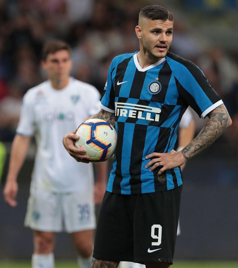   | MAURO ICARDI - "Abbiamo ancora un anno e mezzo di contratto e Mauro vuole restare all’Inter almeno un’altra stagione" ha detto di recnte Wanda Nara, ma il braccio di ferro è già iniziato: il club non vuole fare passi indietro e aspetta proposte concrete per la cessione dell'argentino. Si "accontenterebbe" anche di 70 milioni, ma non di meno. Il massimo sarebbe riuscire a definire tutto entro il 30 giugno per garantire 40 milioni di plusvalenza per il fair play finanziario. L’Atletico tiene monitorata la situazione, ma la pista più percorribile resta la Juve, con un ipotesi di scambio con Dybala.