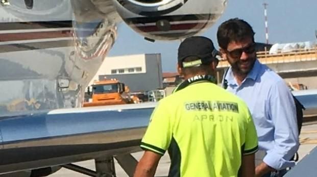   | 10 luglio - Un addetto dell'aeroporto di Pisa fotografa Andrea Agnelli. Direzione: Grecia da Cristiano Ronaldo.