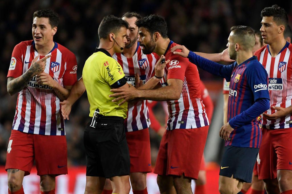   | Diego Costa, Atletico Madrid: 8 giornate di squalifica per offese all'arbitro e per averlo strattonato (2019)