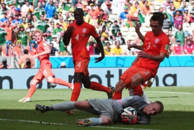 © -afp | CILLESSEN 5,5 - Inizio molto difficile con uscite a farfalle e rinvii sbilenchi, ma per sua fortuna non viene punito e sull'unica vera occasione del Messico nel primo tempo si fa trovare pronto e respinge di ginocchio. Incolpevole sul gol