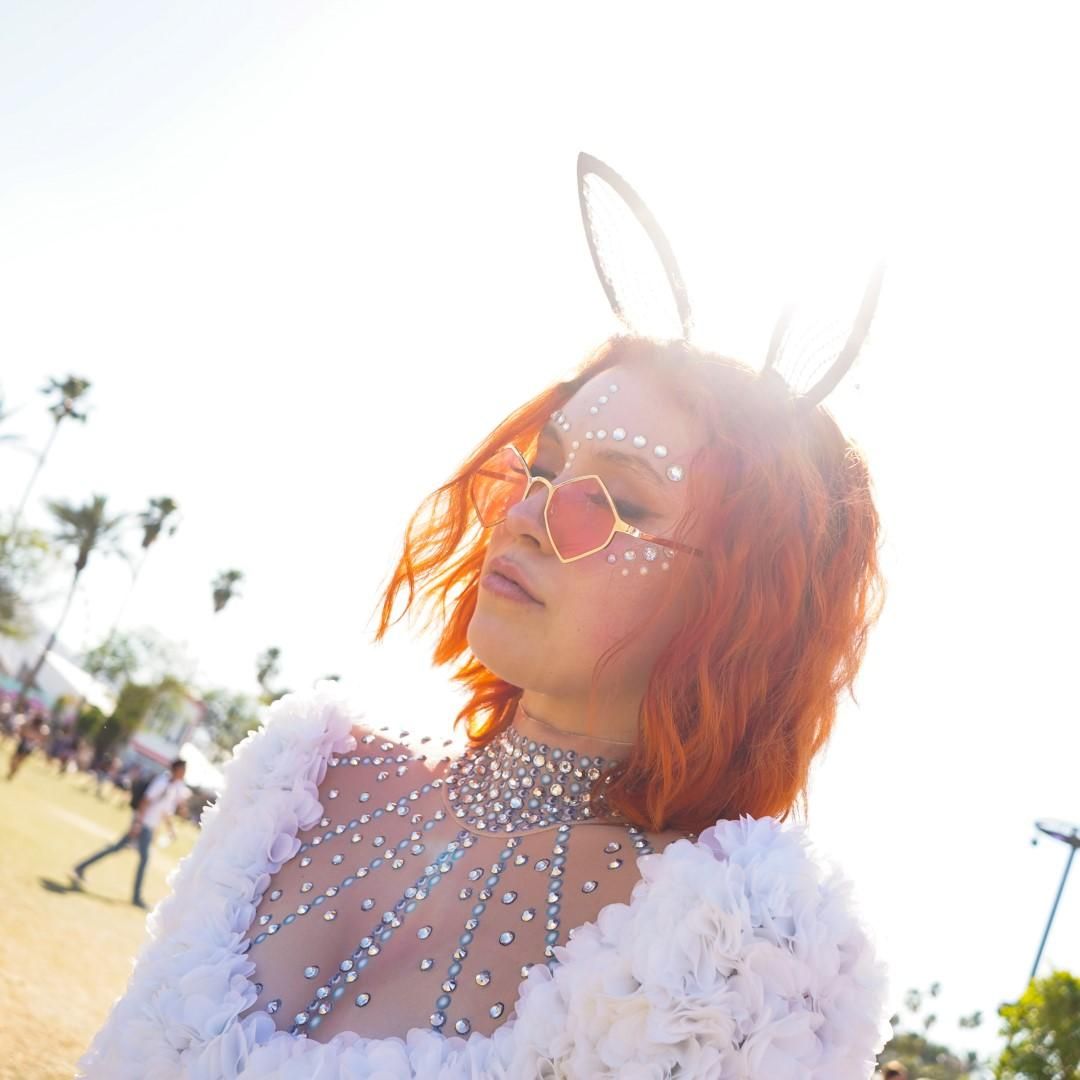 © -afp  | Sticker e punti luce da applicare sul viso e intorno agli occhi: le novità di stagione anticipate al Coachella 2019