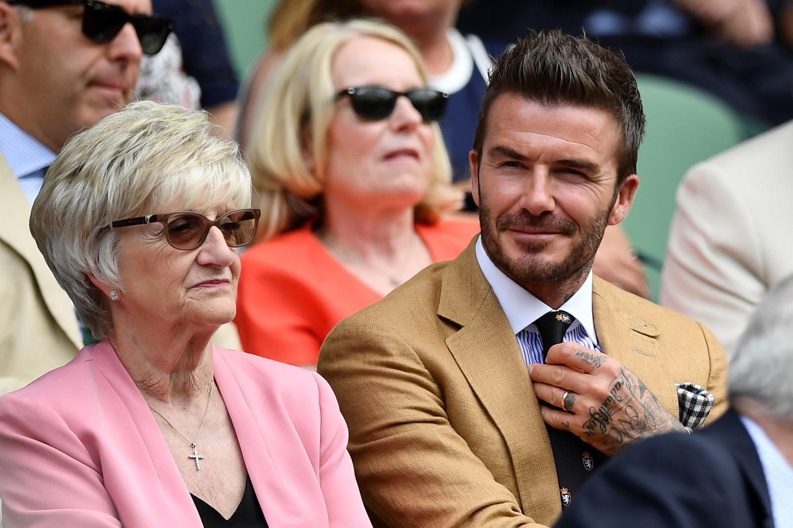 © -afp  | David Beckham a Wimbledon. Seduta accanto a lui, sua madre Sandra Georgina West