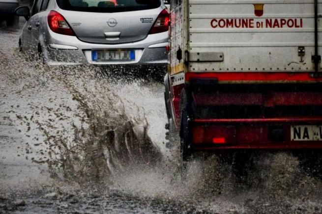 © ansa | Allagamenti e traffico in tilt a Napoli