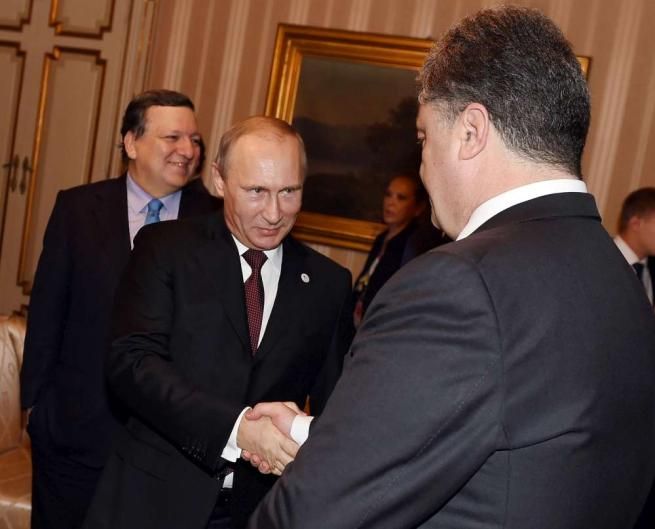 © ansa  | Stretta di mano tra il presidente russo Vladimir Putin e quello ucraino Petro Poroshenko