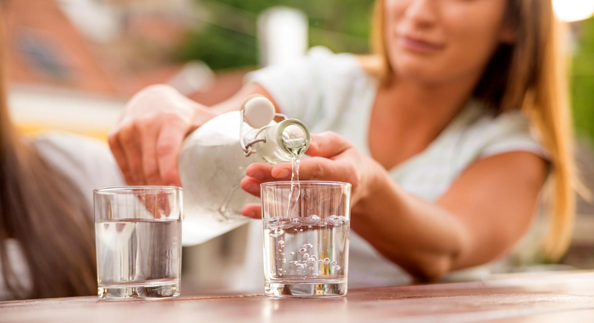 © istockphoto  | Gli esperti sono tutti concordi: per mantenere il corretto equilibrio idrico del nostro organismo occorre bere in abbondanza, specie quando fa caldo