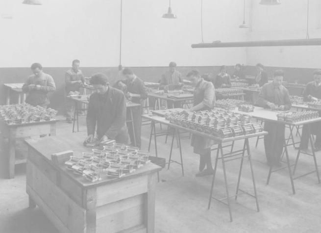© tgcom24 | 1932 - Operai al lavoro nel reparto montaggio di Imperia