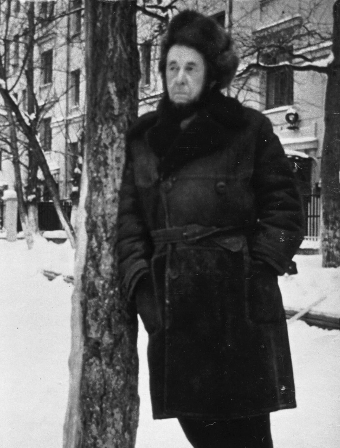 © ufficio-stampa | Inizi 1974, Mosca: una delle ultime fotografie dello scrittore prima dell’espulsione dall'Urss all'esterno della  sua abitazione