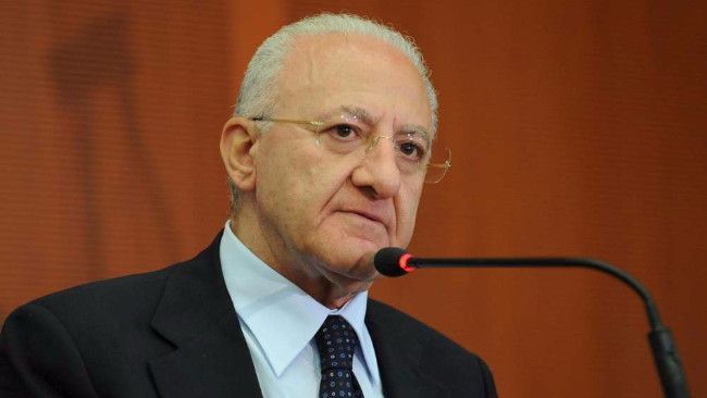 © ansa  | Il presidente della Regione Campania Vincenzo de Luca ha appoggiato la posizione del premier: “Draghi ha fatto bene a dire che si va verso l’obbligo di vaccinazione” 