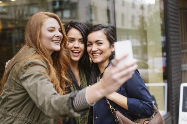 © Istockphoto  | ATTENZIONE ALLA SCENA – Prima di scattare... guardati intorno! Nonostante lo specchio agevoli il selfie, meglio evitare luoghi come il bagno, dove è facile che si intravedano docce e piastrelle. Prepara la scena e osserva ciò che apparirà intorno a te.