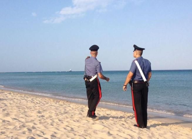 © ansa  | Carabinieri sulla spiaggia di Santa Margherita di Pula, al largo della quale è avvenuto l'incidente