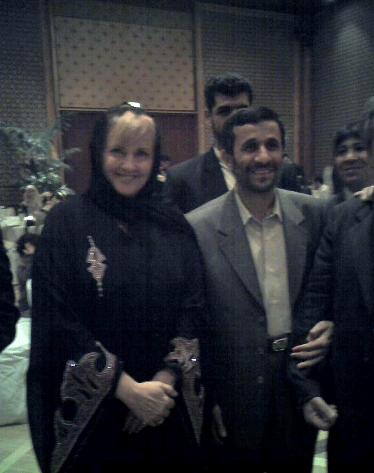 © ansa  | Annamaria Fontana e Mario Di Leva accanto all'ex presidente iraniano Mahmud Ahmadinejad