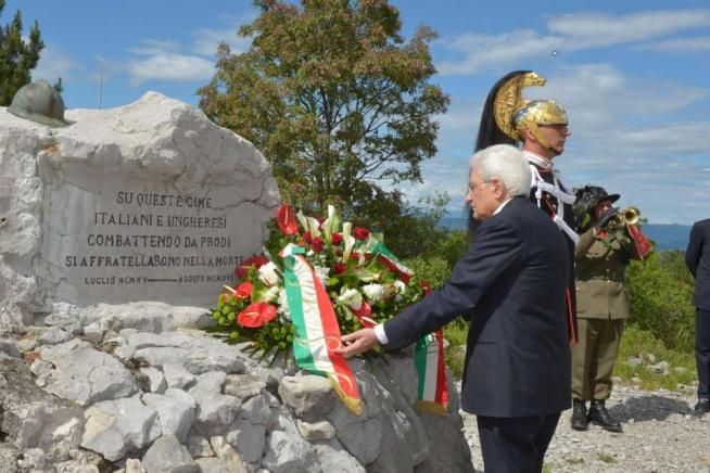 © ansa | Sagrado (Gorizia) - Il Presidente della Repubblica, Sergio Mattarella, in visita al cippo italo-ungherese che ricorda il sacrificio dei soldati italiani e ungheresi durante la Prima Guerra Mondiale.