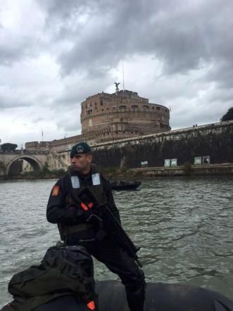 © ansa  | I Lagunari del Reggimento "Serenissima" di Venezia pattugliano il Tevere a bordo di barchini veloci
