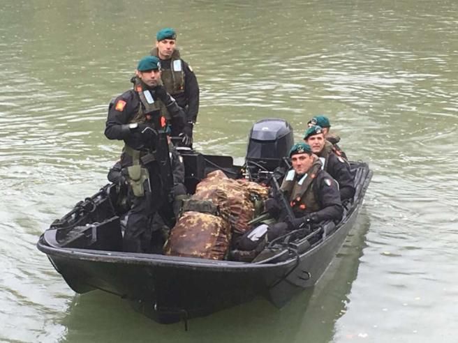© ansa  | I Lagunari del Reggimento "Serenissima" di Venezia pattugliano il Tevere a bordo di barchini veloci