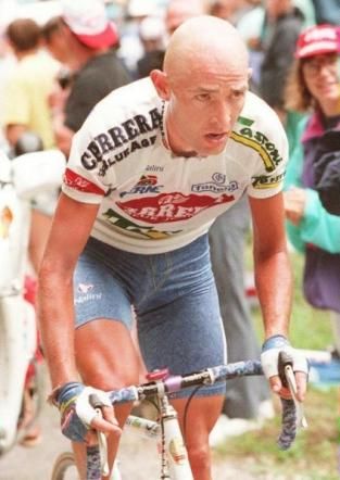 © Dal Web  | Nel 1994 la sua esplosione come ciclista professionista al Giro d'Italia, dove parte da gregario di Claudio Chiappucci ma poi diventa il leader della Carrera. Vince le tappe di Merano e dell'Aprica e arriva secondo nella classifica generale finale.
