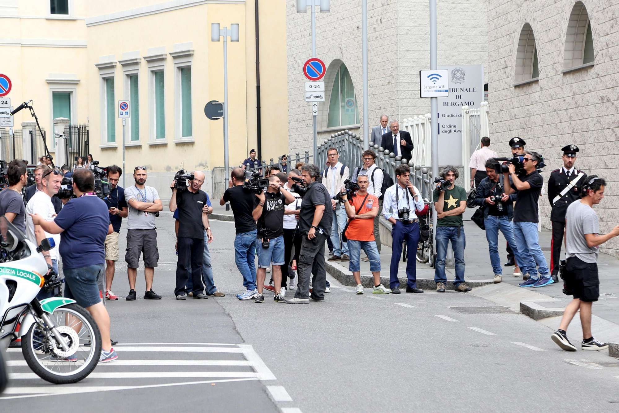 © ansa  | In aula per la sentenza di Massimo Bossetti c'è anche la moglie, Marita Comi. Un viso fotogenico, capelli lunghi, fisico da fotomodella, Marita, 41 anni, ha assunto subito il ruolo della moglie guerriera per difendere la sua famiglia. Anche quando qualche dubbio sull'alibi del marito l'ha sfiorata, anche quando in Tribunale ha dovuto rispondere a domande a luci rosse. Si è esposta senza esitazioni, non ha abbassato lo sguardo. Mamma di tre figli, ha concesso interviste dietro compenso (come emerge da alcune intercettazioni). Indifferente alle critiche, come quando in una delle ultime udienze è arrivata a bordo di una Porsche guidata da un consulente della difesa.