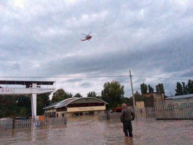 © ansa  | Allagamenti per l'esondazione dell'Aniene e soccorsi a Tivoli, vicino a Roma