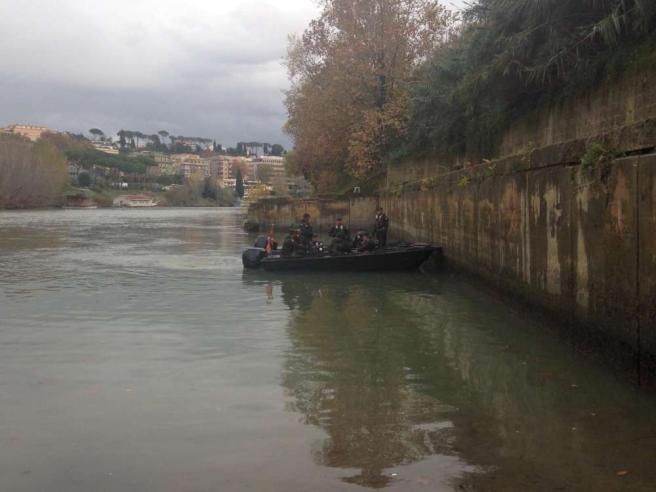 © ansa  | I Lagunari del Reggimento "Serenissima" di Venezia pattugliano il Tevere a bordo di barchini veloci