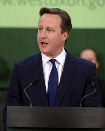© -afp  | David Cameron, con la moglie Samantha, a Downing Street dopo il trionfo elettorale