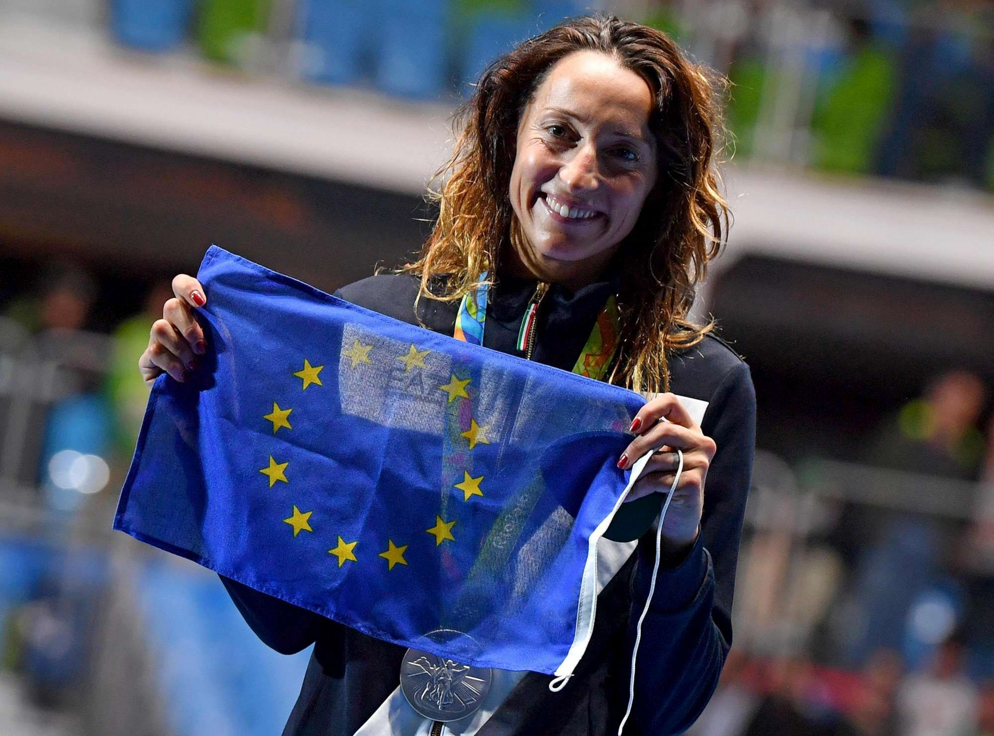 © Ansa  | Il gesto di Elisa Di Francisca, argento olimpico nel fioretto, non è passato inosservato. L'italiana ha spiegato di aver portato la bandiera europea sul podio per le vittime di Parigi e Bruxelles. "L'Europa esiste ed è unita contro il terrorismo", ha spiegato.